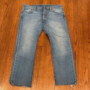 Levi’s 501 Light Wash Raw Hem Jeans 👖 (32W x 28L)